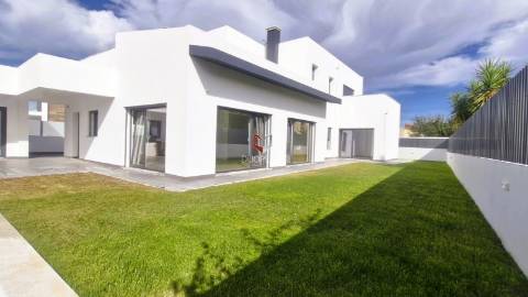 Moradia T5 de Luxo em Azeitão (São Lourenço e São Simão), 2 suites, piscina e garagem