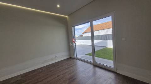 Moradia T5 de Luxo em Azeitão (São Lourenço e São Simão), 2 suites, piscina e garagem