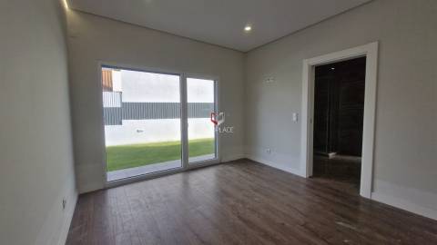 Moradia T5 de Luxo em Azeitão (São Lourenço e São Simão), 2 suites, piscina e garagem