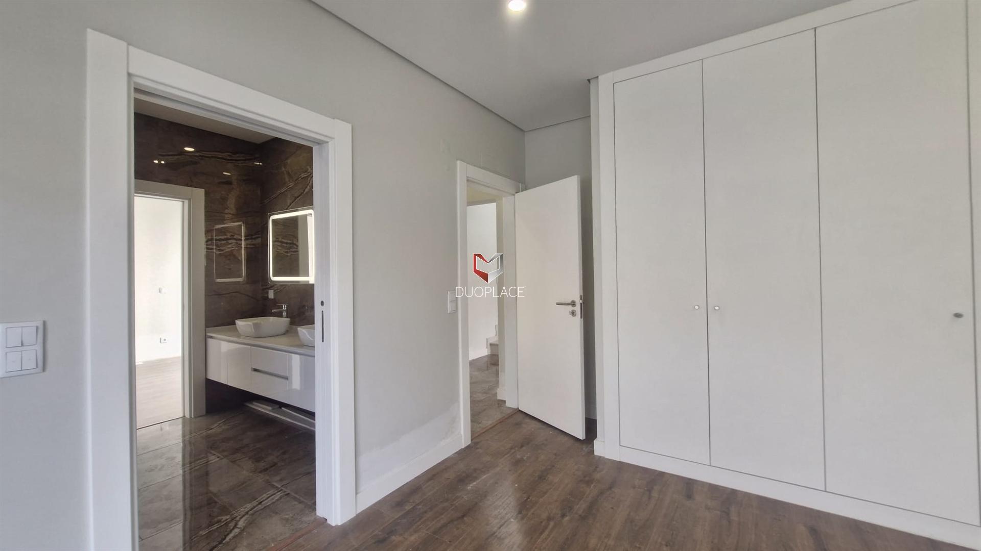 Moradia T5 de Luxo em Azeitão (São Lourenço e São Simão), 2 suites, piscina e garagem