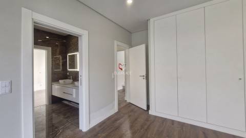 Moradia T5 de Luxo em Azeitão (São Lourenço e São Simão), 2 suites, piscina e garagem
