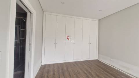 Moradia T5 de Luxo em Azeitão (São Lourenço e São Simão), 2 suites, piscina e garagem