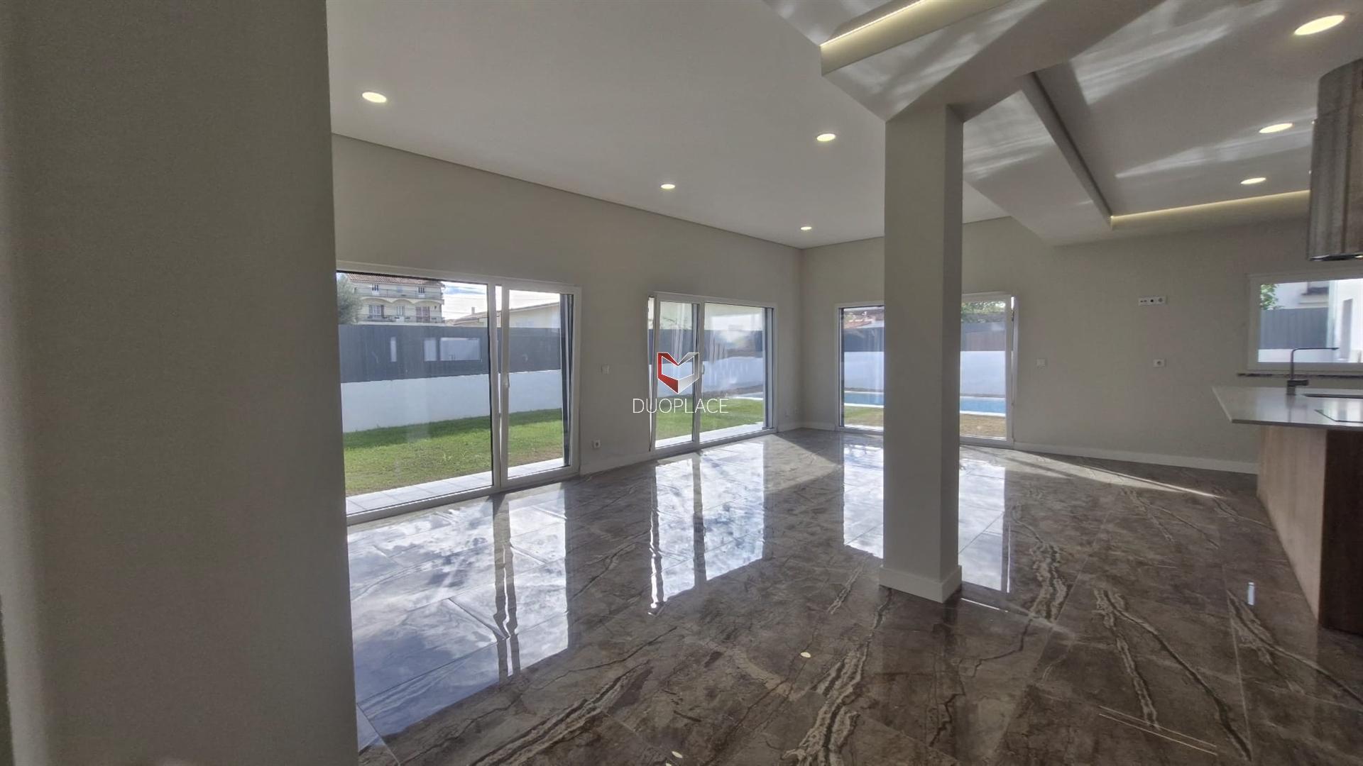 Moradia T5 de Luxo em Azeitão (São Lourenço e São Simão), 2 suites, piscina e garagem