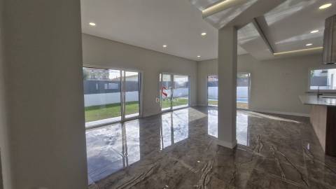 Moradia T5 de Luxo em Azeitão (São Lourenço e São Simão), 2 suites, piscina e garagem