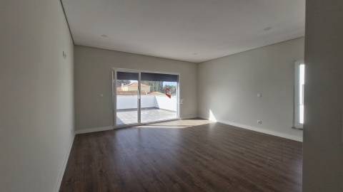 Moradia T5 de Luxo em Azeitão (São Lourenço e São Simão), 2 suites, piscina e garagem