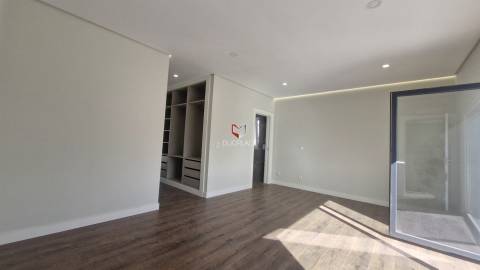 Moradia T5 de Luxo em Azeitão (São Lourenço e São Simão), 2 suites, piscina e garagem