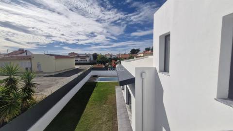 Moradia T5 de Luxo em Azeitão (São Lourenço e São Simão), 2 suites, piscina e garagem