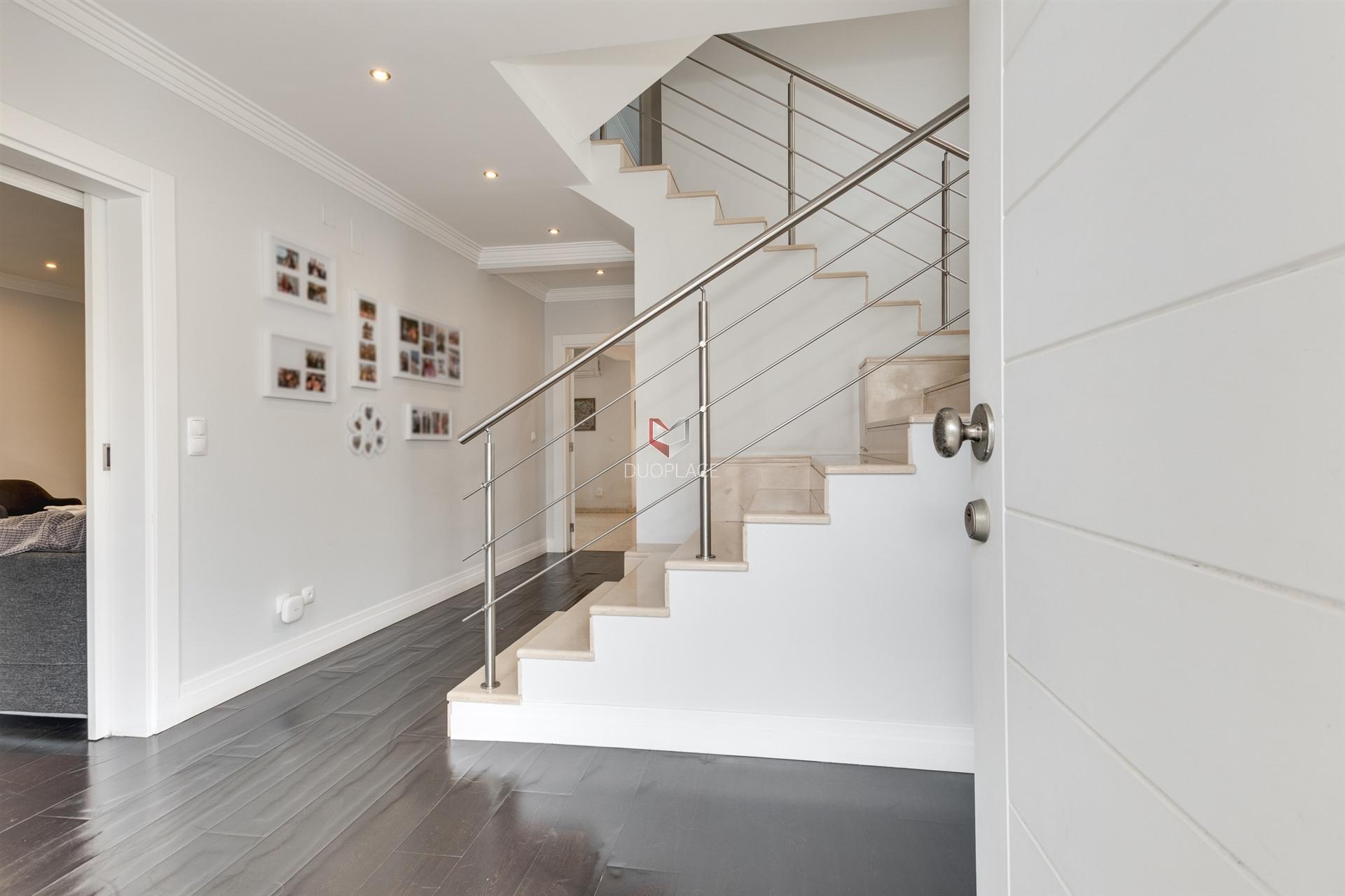 Moradia Premium T4 com Sótão, Ginásio, Garagem e Excelentes Áreas | Montijo