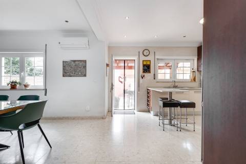 Moradia Premium T4 com Sótão, Ginásio, Garagem e Excelentes Áreas | Montijo