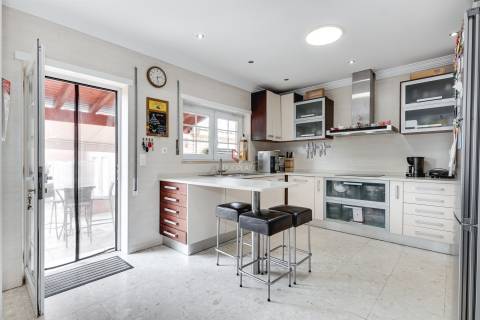 Moradia Premium T4 com Sótão, Ginásio, Garagem e Excelentes Áreas | Montijo