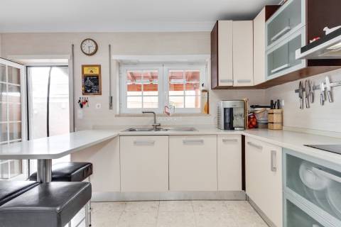 Moradia Premium T4 com Sótão, Ginásio, Garagem e Excelentes Áreas | Montijo