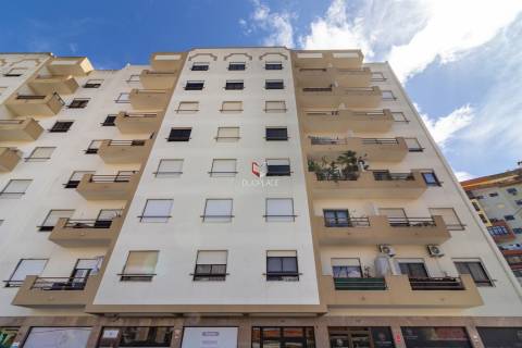 T2 com Vista Deslumbrante no Coração de Setúbal – 7º Andar com Elevador