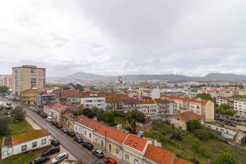 T2 com Vista Deslumbrante no Coração de Setúbal – 7º Andar com Elevador