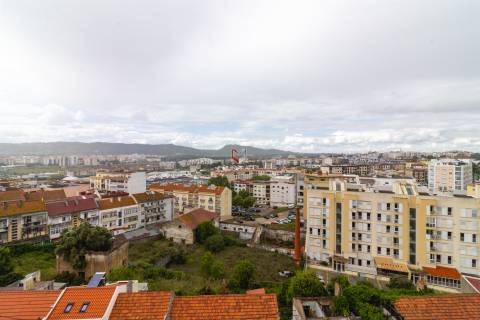 T2 com Vista Deslumbrante no Coração de Setúbal – 7º Andar com Elevador