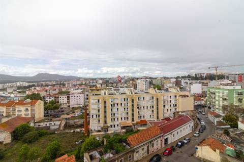 T2 com Vista Deslumbrante no Coração de Setúbal – 7º Andar com Elevador