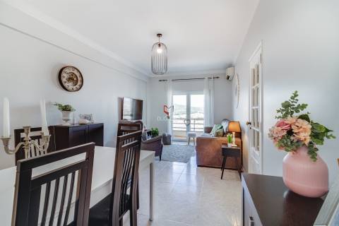 T2 com Vista Deslumbrante no Coração de Setúbal – 7º Andar com Elevador