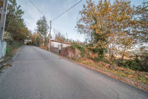 ALPENDRE E TERRENO EM TRAVASSÓS - FAFE