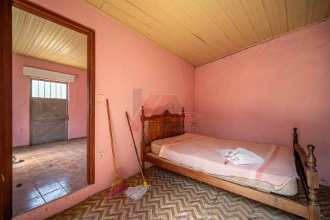 DUAS MORADIAS E ANEXO EM REVELHE - FAFE!