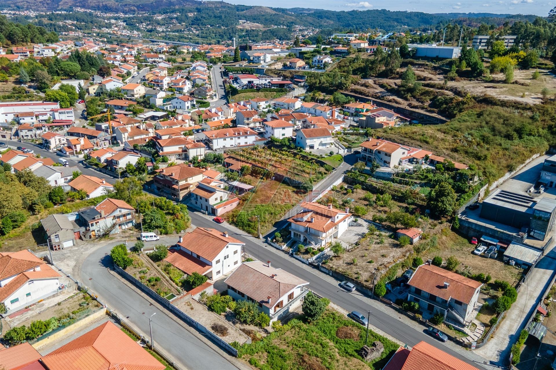 MORADIA V4 + 2 JUNTO AO CENTRO DA CIDADE!