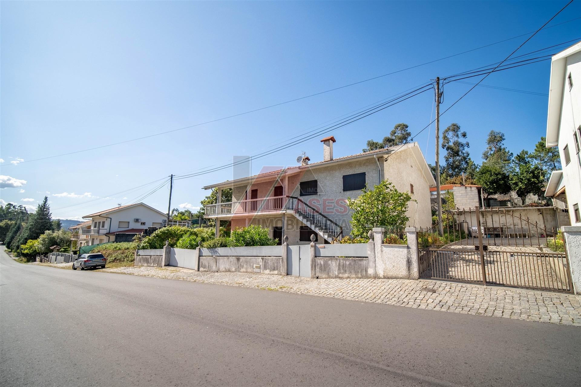 MORADIA V4 + 2 JUNTO AO CENTRO DA CIDADE!