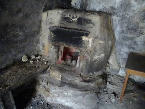 Moradia Rústica e Terreno!