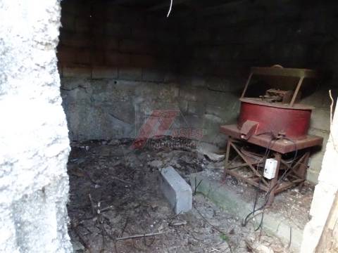 Moradia Rústica e Terreno!