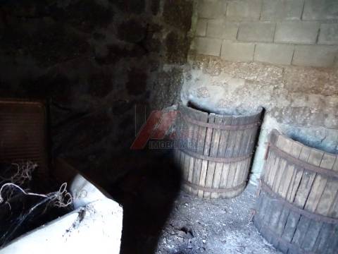 Moradia Rústica e Terreno!