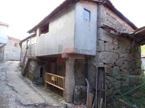 Moradia Rústica e Terreno!