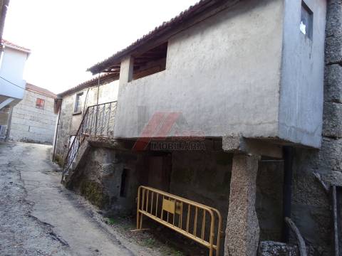 Moradia Rústica e Terreno!