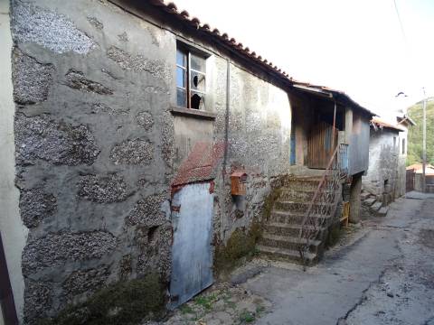 Moradia Rústica e Terreno!