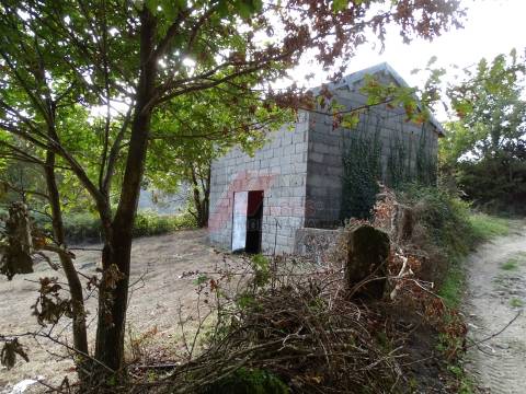 Moradia Rústica e Terreno!