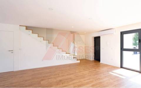 MORADIA EM BANDA T3 EM CONSTRUÇÃO!