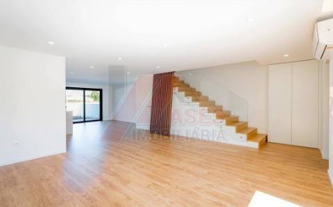 MORADIA EM BANDA T3 EM CONSTRUÇÃO!