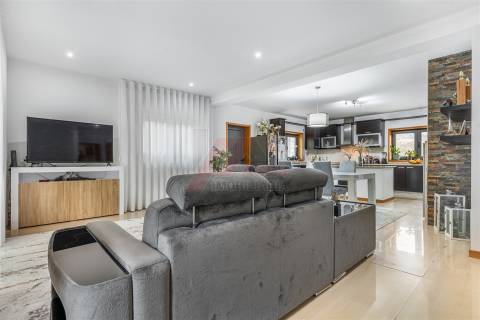 Moradia com Terreno e Espaços Amplos – 5 min de Fafe!