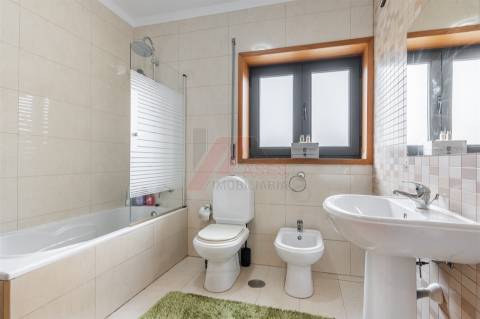 Moradia com Terreno e Espaços Amplos – 5 min de Fafe!