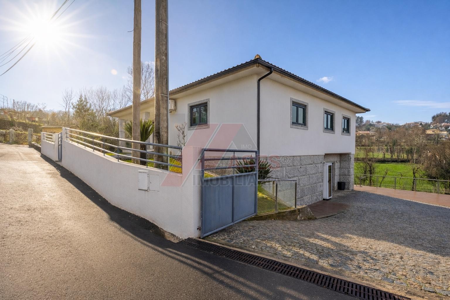 Moradia com Terreno e Espaços Amplos – 5 min de Fafe!