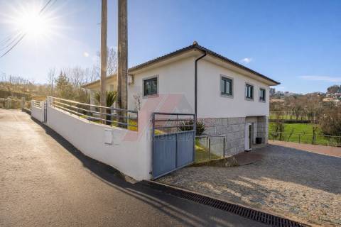 Moradia com Terreno e Espaços Amplos – 5 min de Fafe!