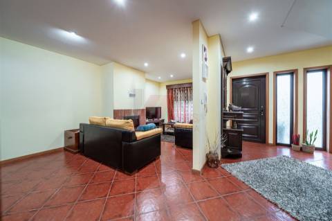 MORADIA EM BANDA T3!