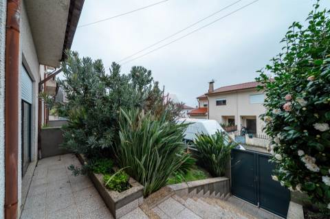 MORADIA EM BANDA T3!