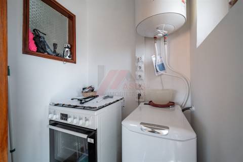 Moradia Espaçosa com 3 Habitações Independentes, Garagens e Terreno – Fafe