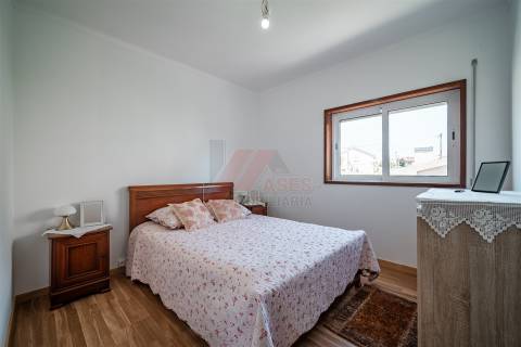 Moradia Espaçosa com 3 Habitações Independentes, Garagens e Terreno – Fafe