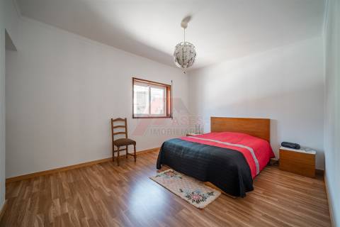 Moradia Espaçosa com 3 Habitações Independentes, Garagens e Terreno – Fafe