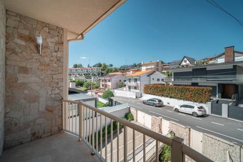 Moradia Espaçosa com 3 Habitações Independentes, Garagens e Terreno – Fafe