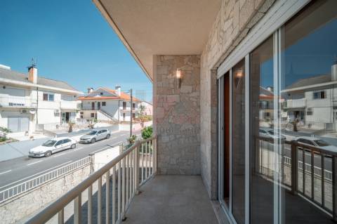 Moradia Espaçosa com 3 Habitações Independentes, Garagens e Terreno – Fafe