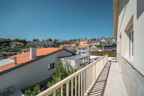 Moradia Espaçosa com 3 Habitações Independentes, Garagens e Terreno – Fafe