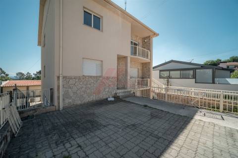 Moradia Espaçosa com 3 Habitações Independentes, Garagens e Terreno – Fafe