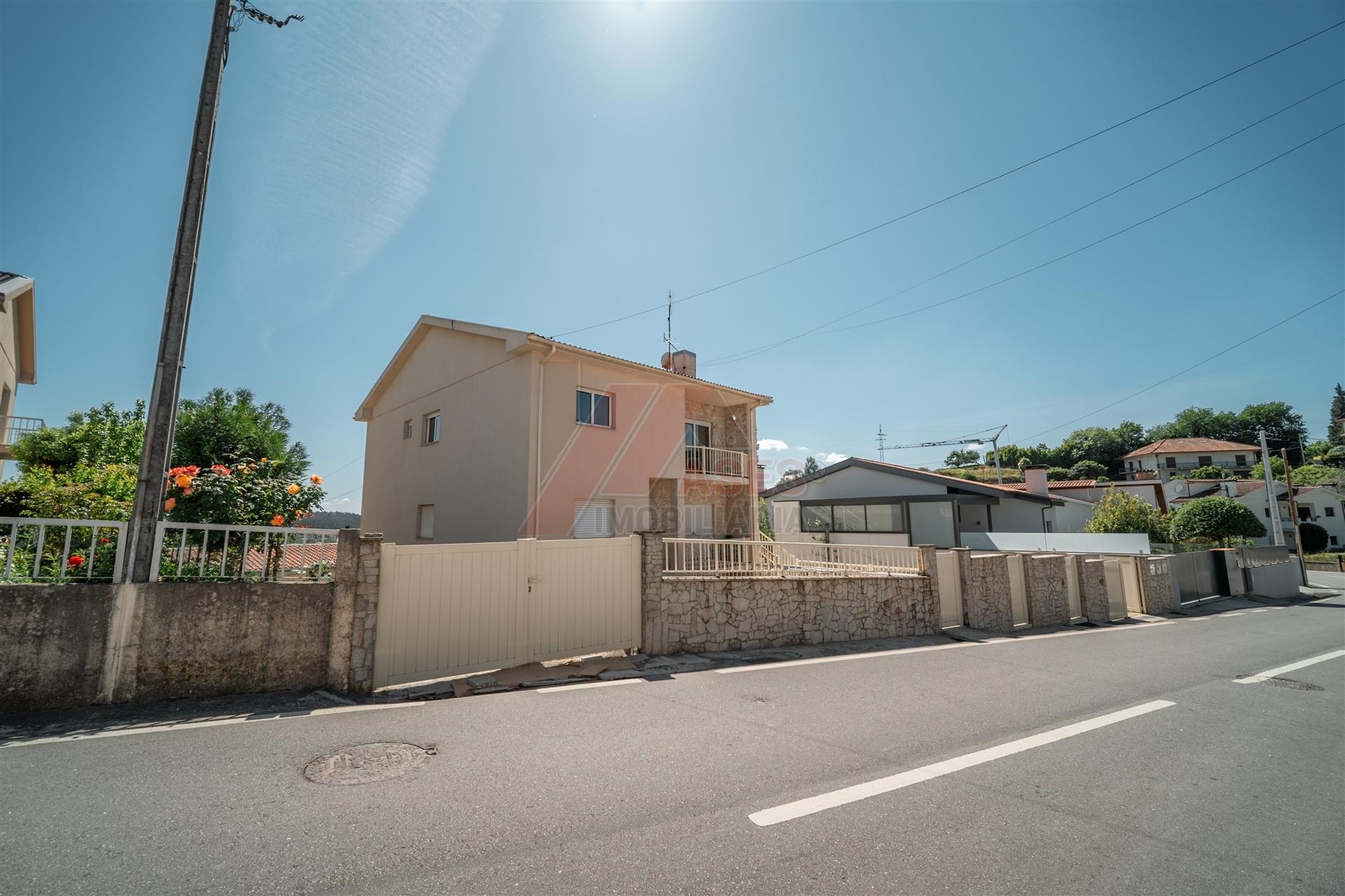 Moradia Espaçosa com 3 Habitações Independentes, Garagens e Terreno – Fafe