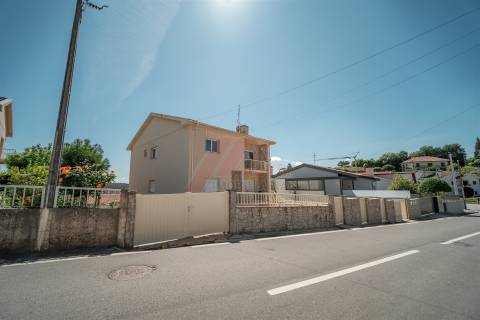 Moradia Espaçosa com 3 Habitações Independentes, Garagens e Terreno – Fafe