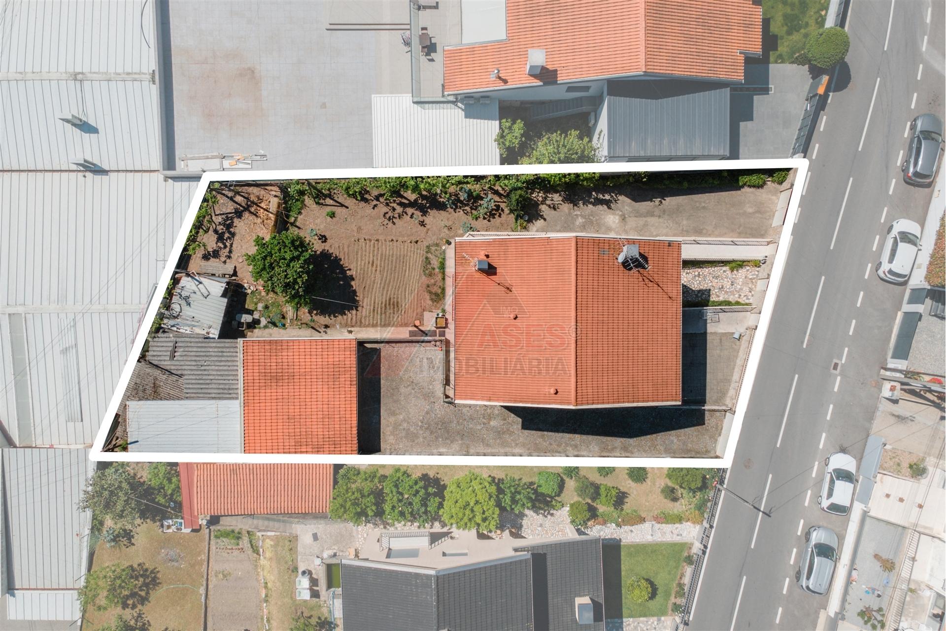Moradia Espaçosa com 3 Habitações Independentes, Garagens e Terreno – Fafe