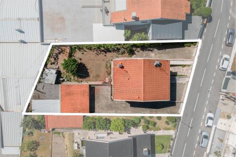 Moradia Espaçosa com 3 Habitações Independentes, Garagens e Terreno – Fafe